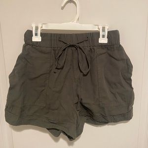 Linen olive soft shorts